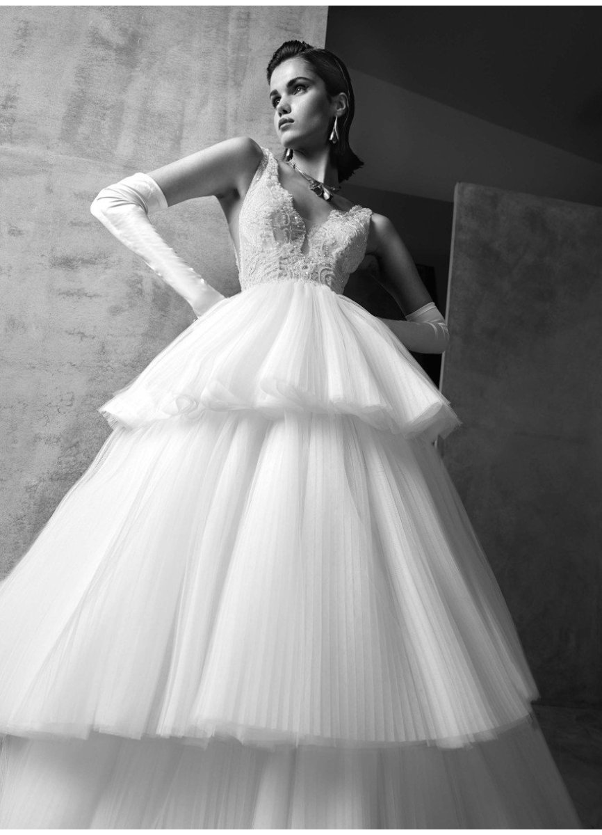 VESTIDO ENCAJE. PEDRERIA Y TUL PLISADO