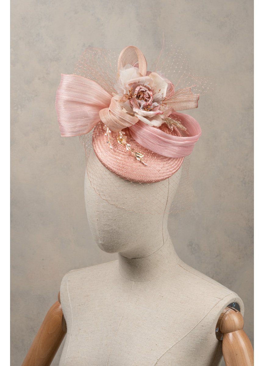 CASQUETE ROSA CON SINAMAY SEDA Y FLOR NU