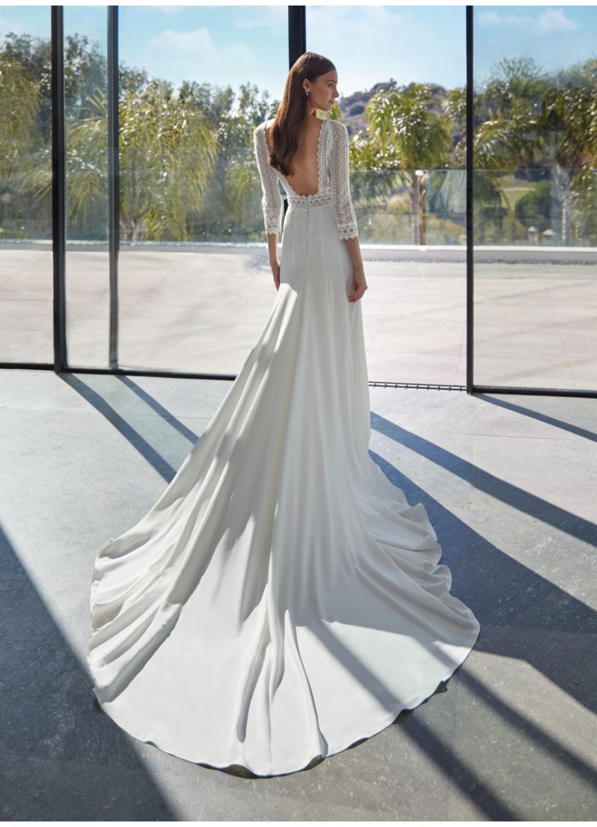 VESTIDO CREPE Y GUIPURE