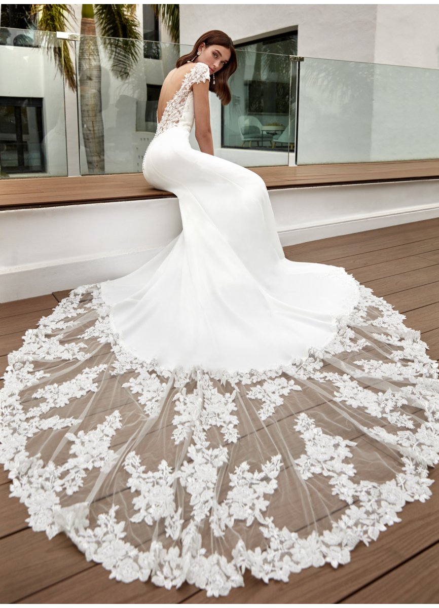 VESTIDO CREPE Y BLONDA PEDRERIA