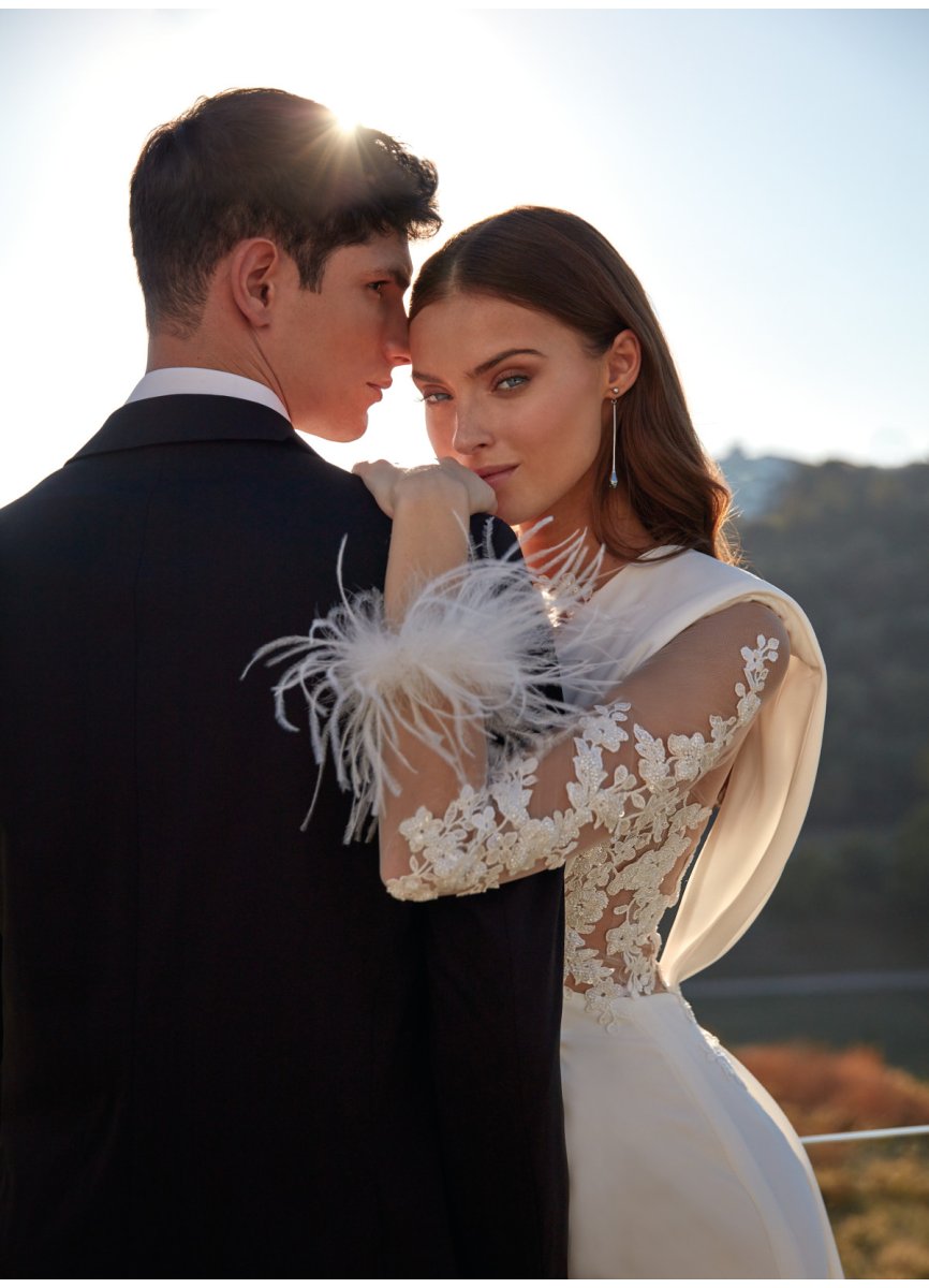 VESTIDO CREPE.APLICACIONES Y PLUMAS