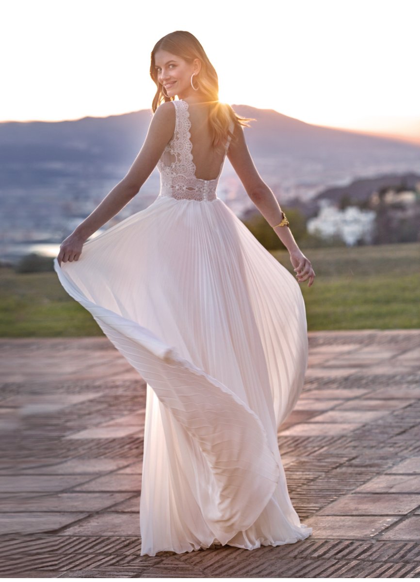 VESTIDO GEORGETTE PLISADO Y BLONDAS