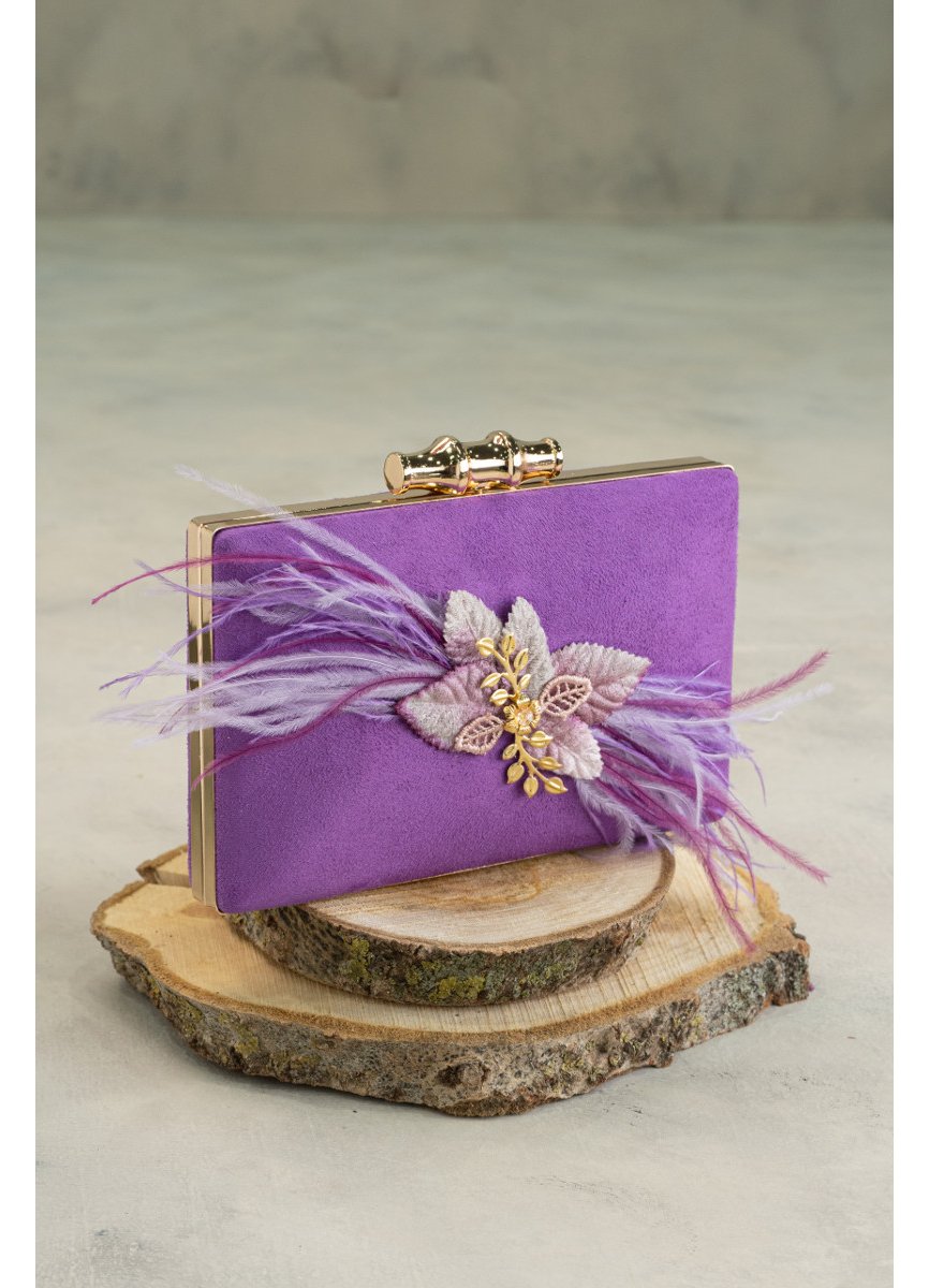 BOLSO RECTANGULAR MORADO CON PLUMAS