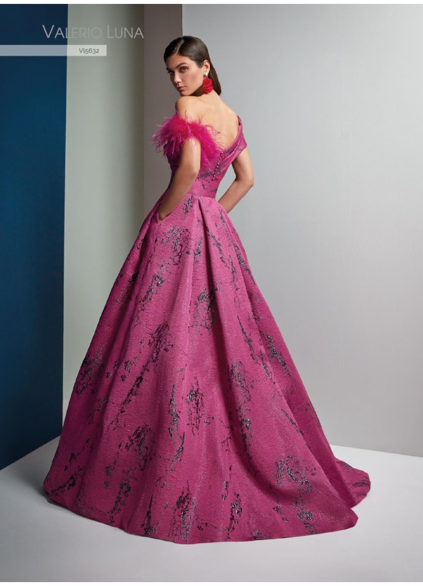 VESTIDO BROCADO FANTASIA Y PLUMAS