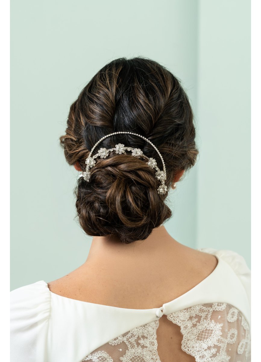 Tocado de novia floral con volumen