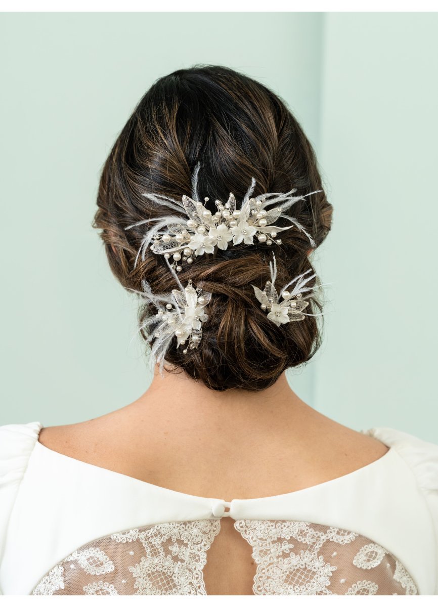 Tiara de novia con flores blancas