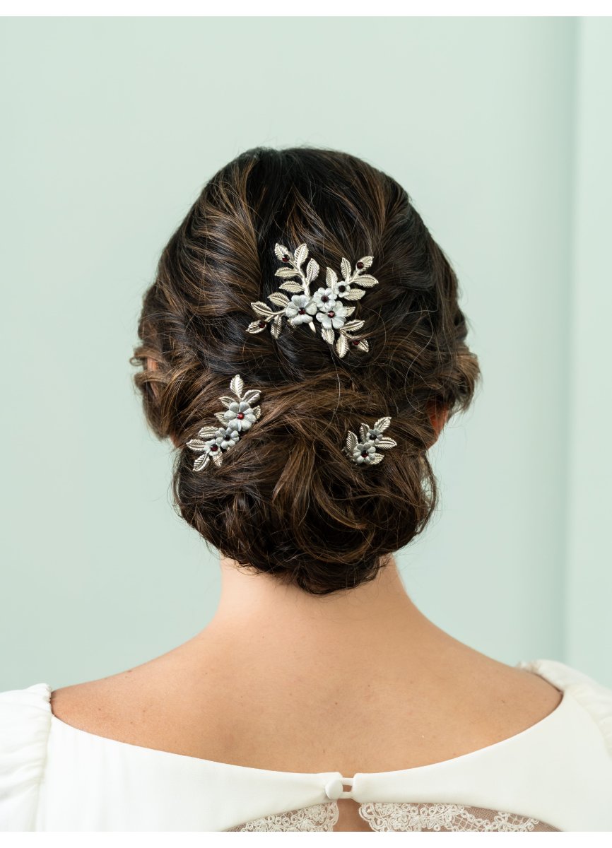 Tocado de novia floral con detalles...
