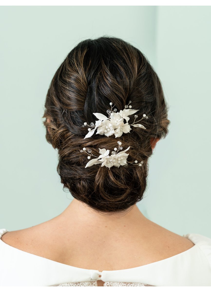 Tocado de novia con flores y detalles...