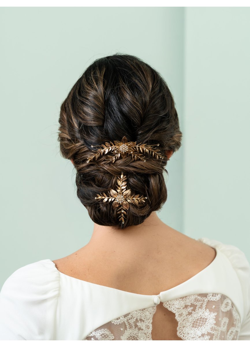 Tocado de novia con flores azules y...