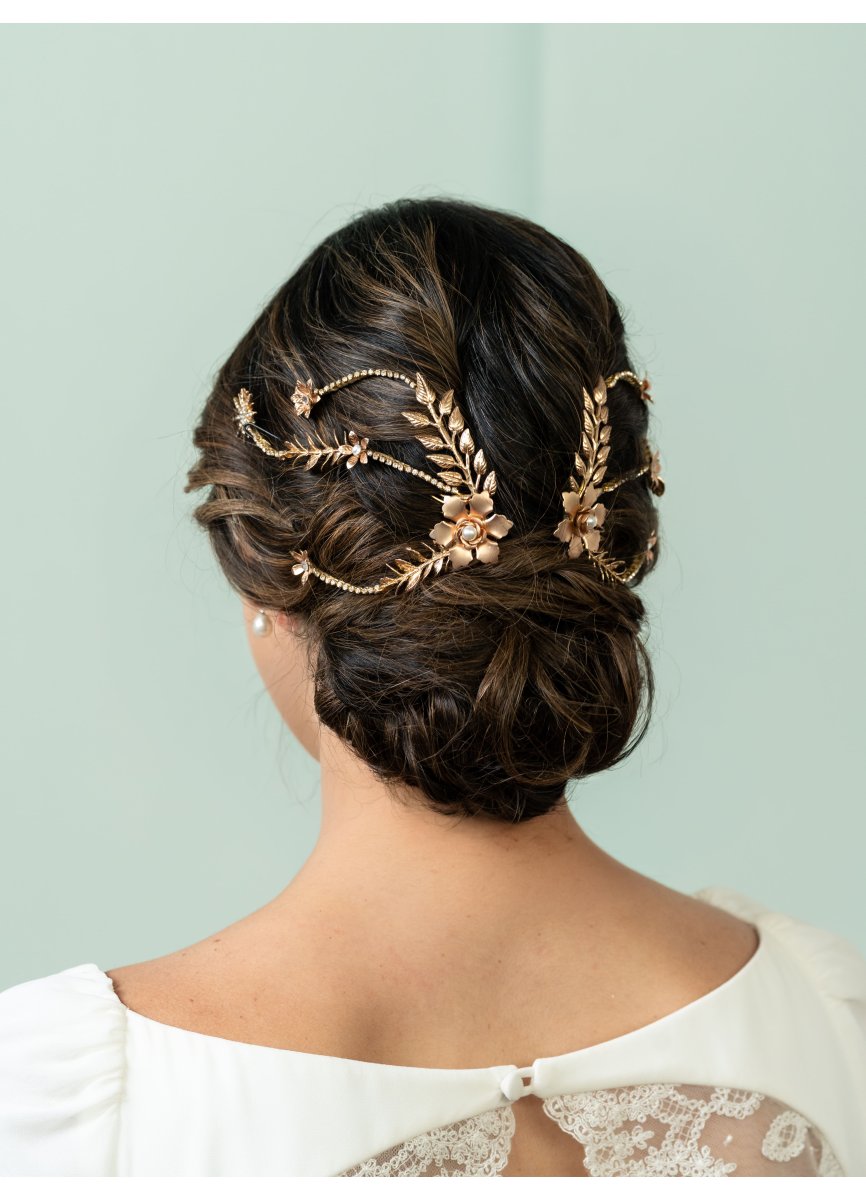 Tiara de novia dorada con flores
