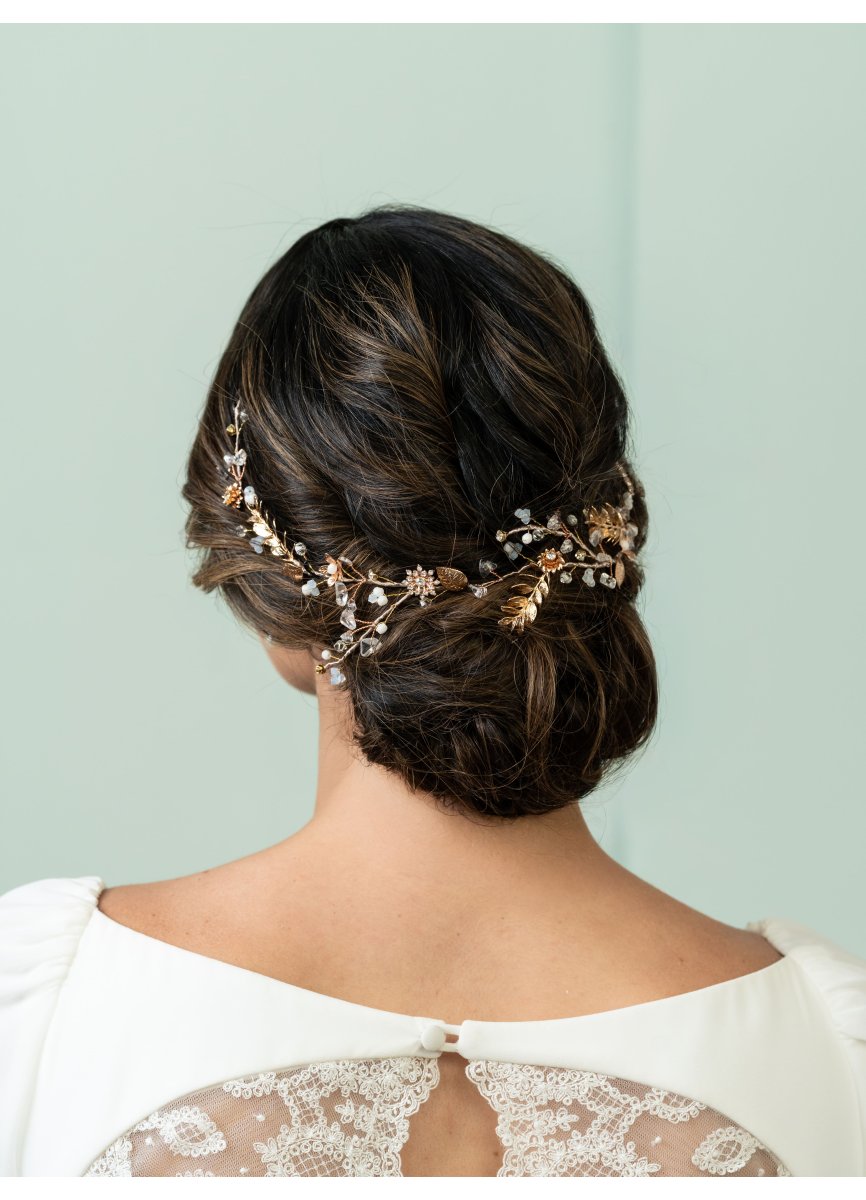 Tocado de novia con flores y hojas