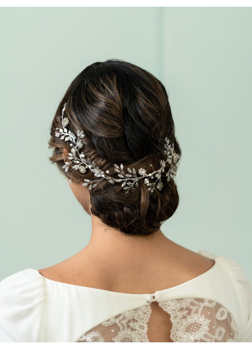 Tocado de novia con flores celestes y...
