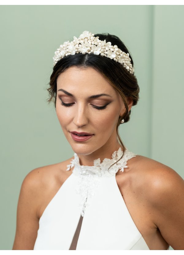 Tiara de novia con flores...