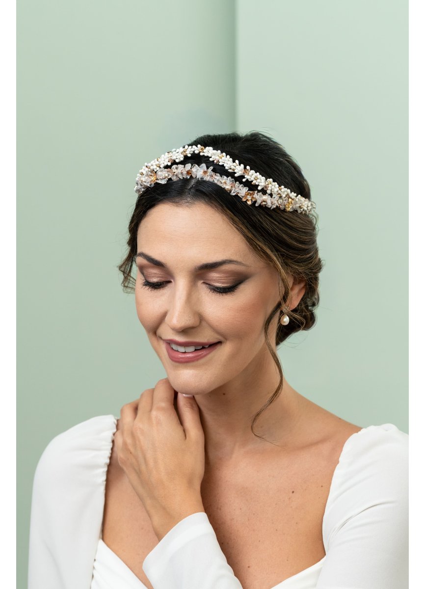 Tocado de novia floral con detalles...