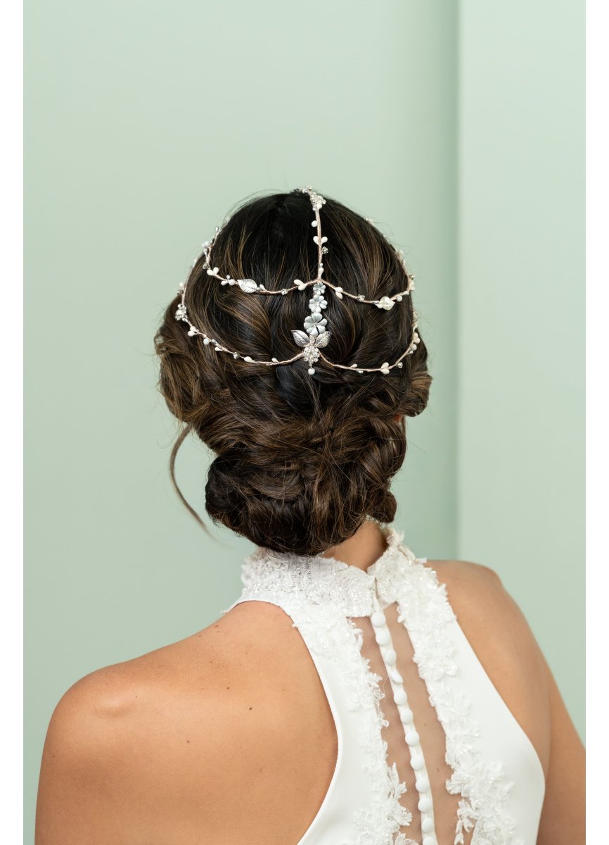Tocado de novia floral blanco y celeste