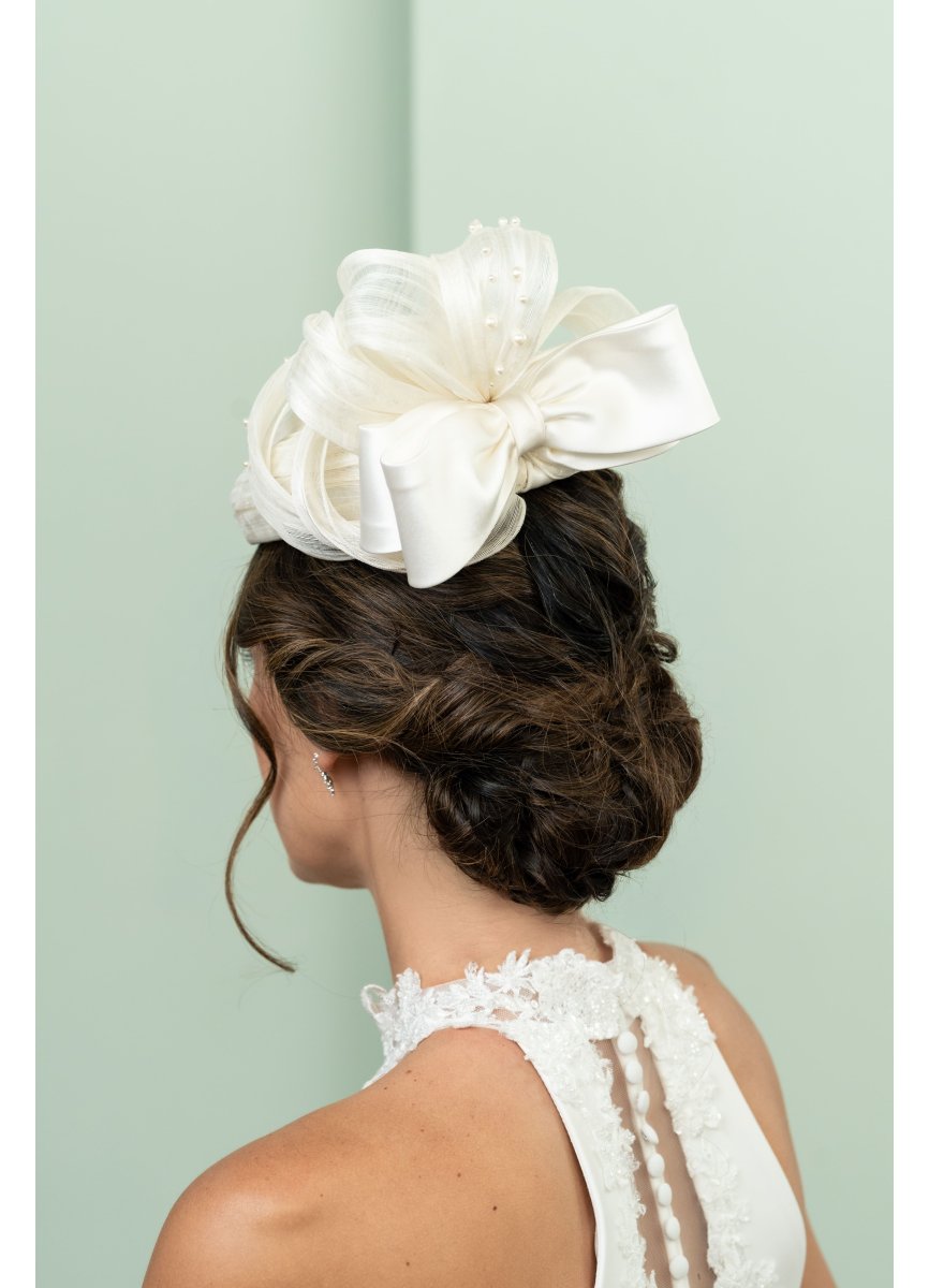 Tocado de novia floral con detalles...