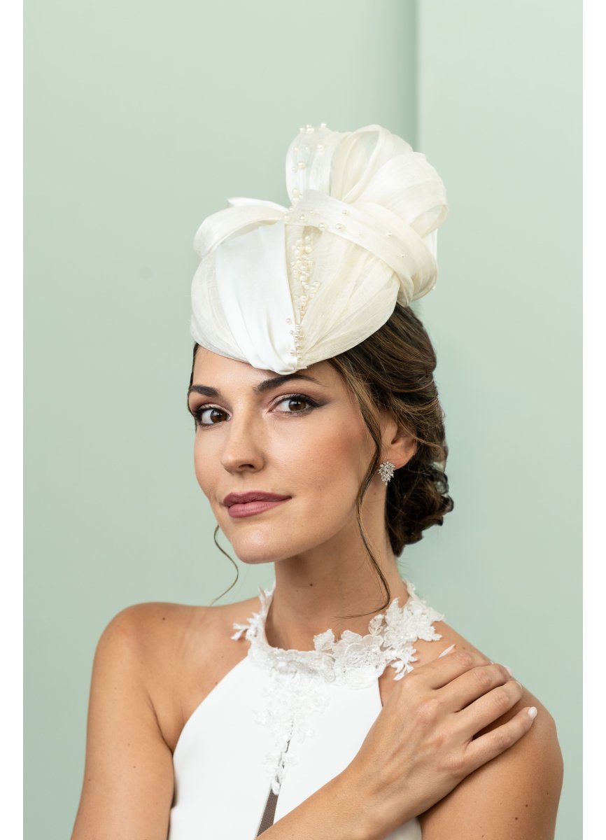 Tocado de novia floral con detalles...