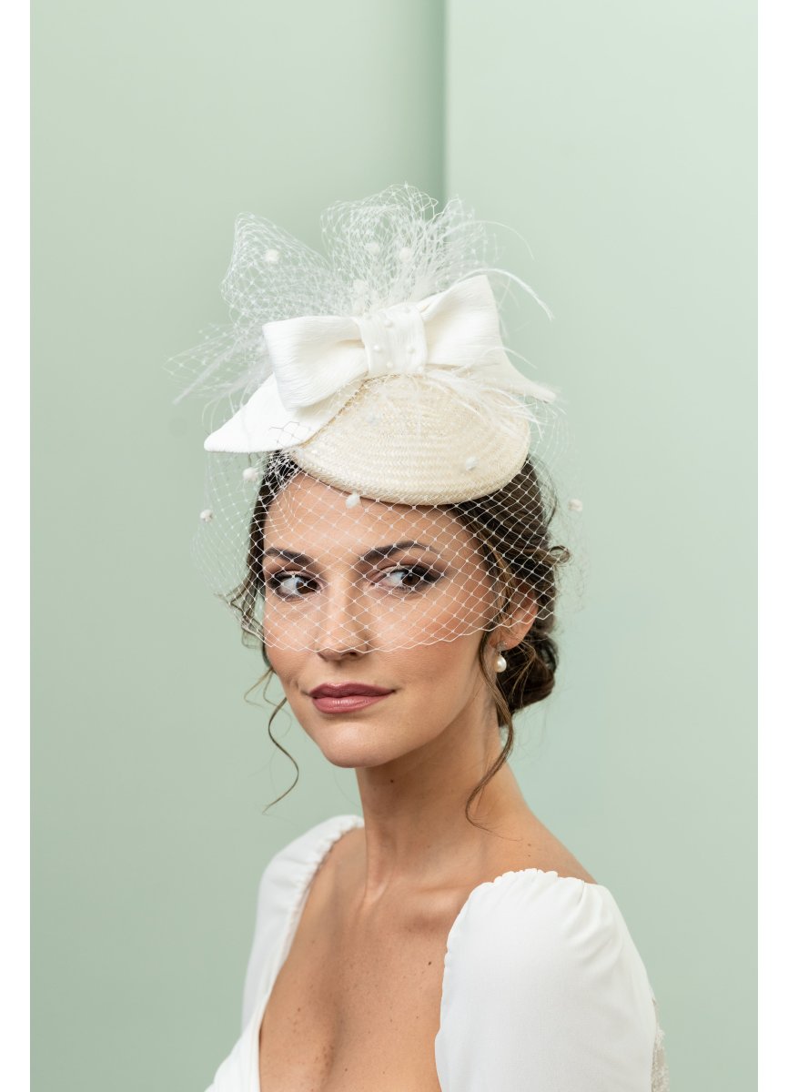 Tocado de novia floral blanco y azul