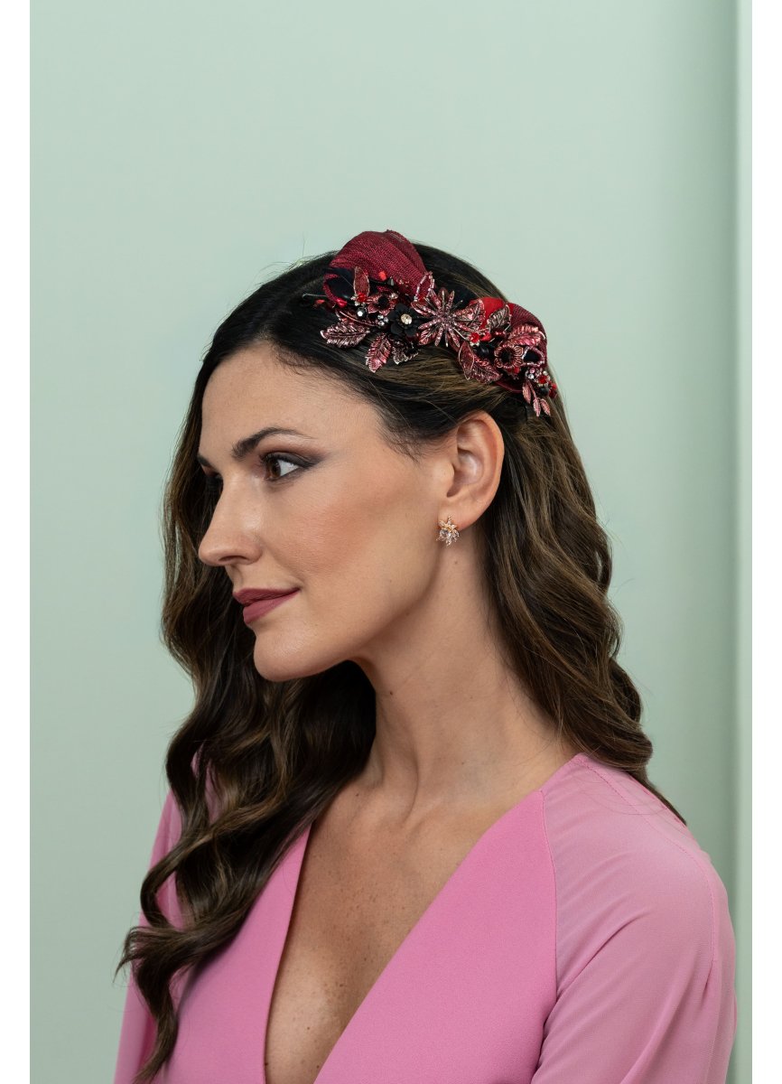 Tocado de invitada floral en tonos...
