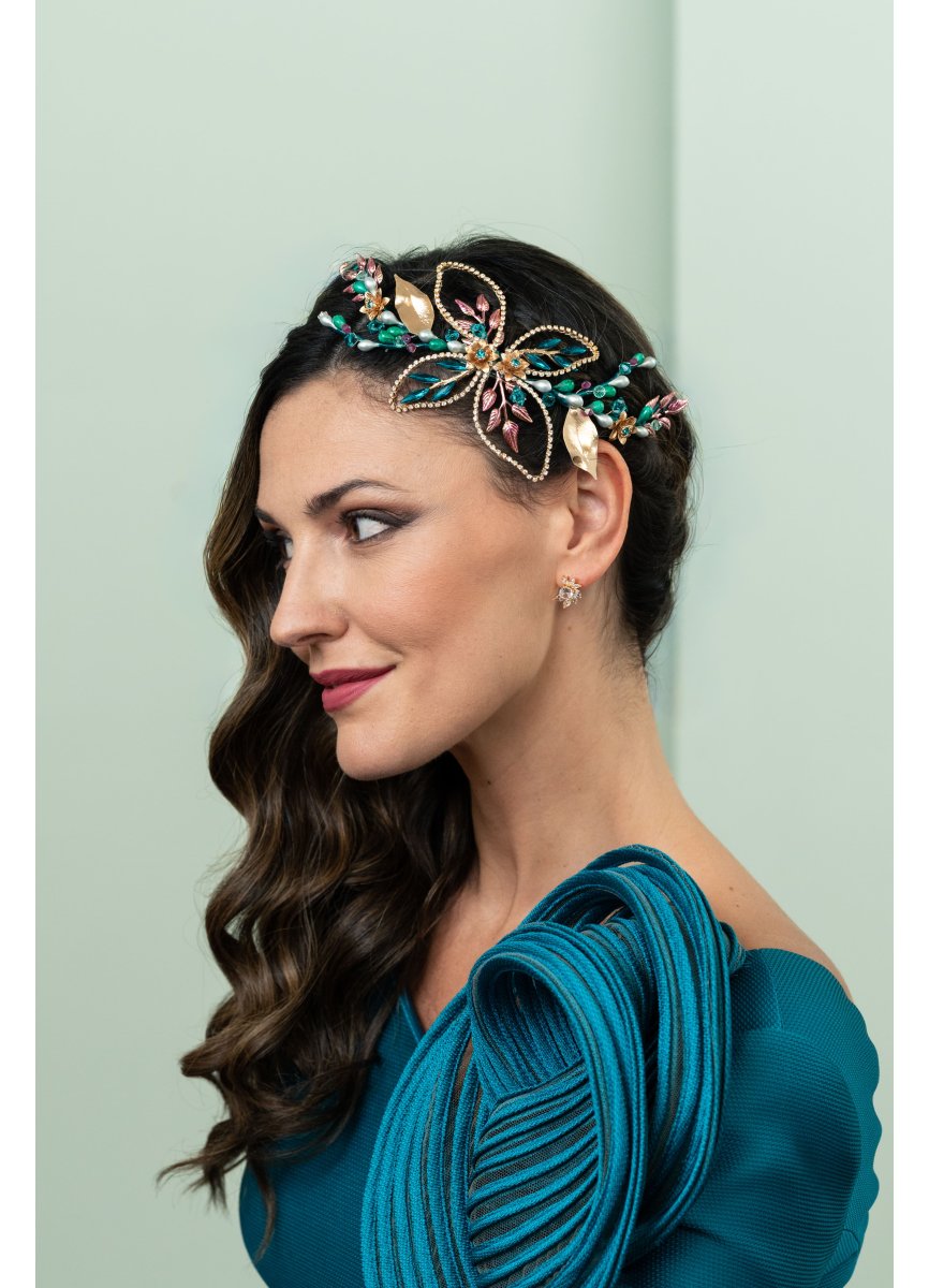 Tocado de invitada floral en tonos...