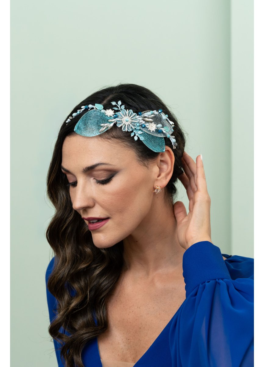 Tocado de invitada con flores rosas