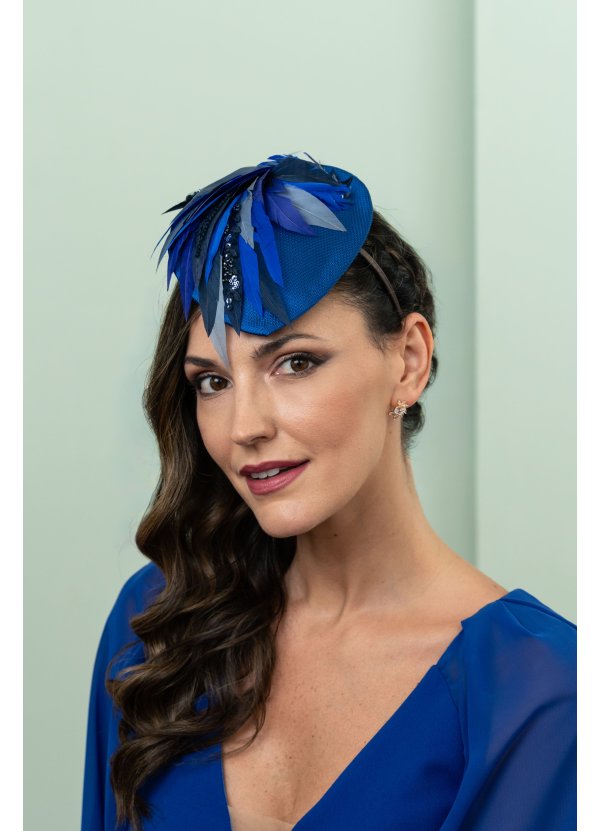 Tocado de invitada azul con...